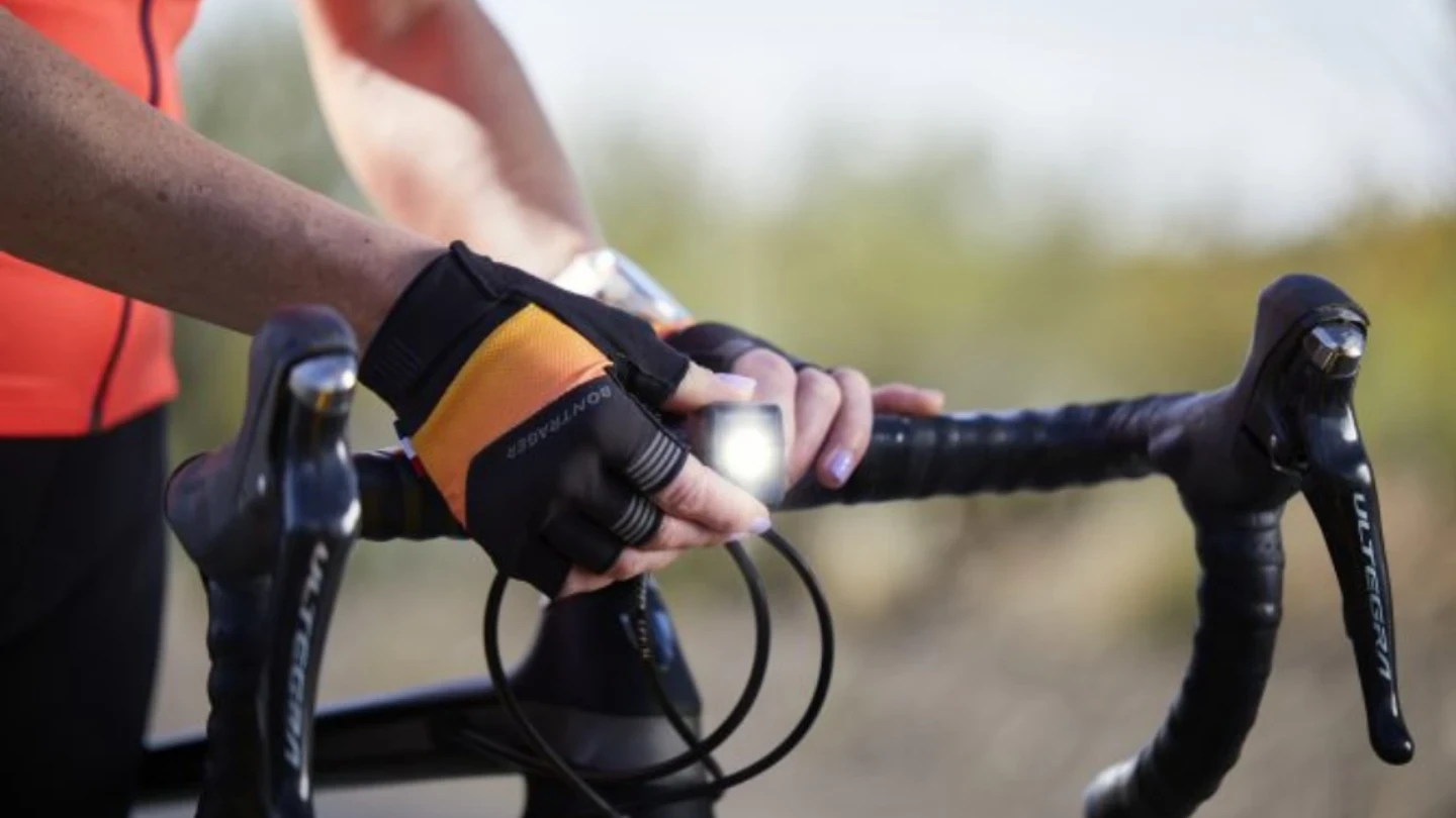Come pedalare in sicurezza quando fa buio?